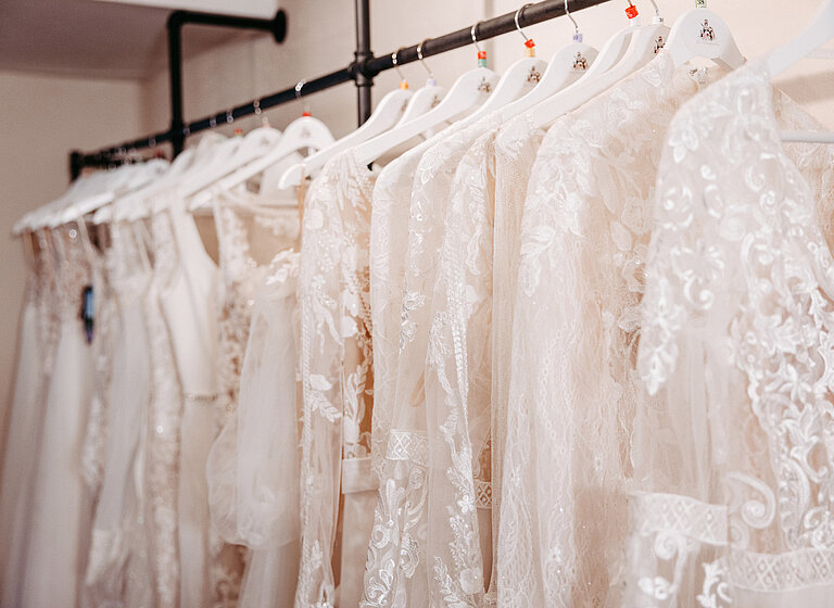 Verschiedene Brautkleider an Kleiderstange
